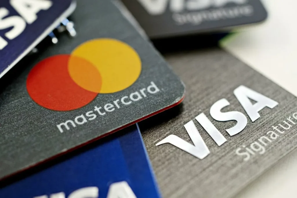 НСПК предложила поэтапно вывести карты Visa и Mastercard из оборота в России