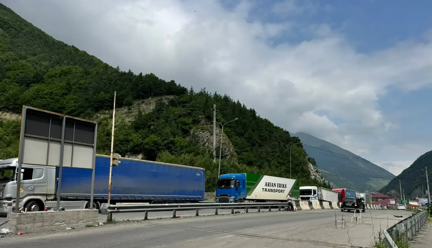 На Верхнем Ларсе скопилось более 450 грузовиков из-за замедления приёма со стороны Грузии